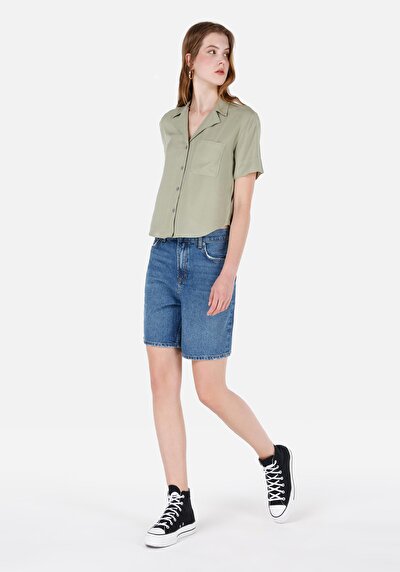 صورة من قميص عادي رقبة مستقيم نسائي أخضر كم قصير قميص