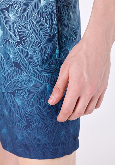 صورة من شورت سباحة بطبعة رجالية باللون الأزرق الداكن