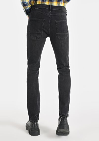 صورة من أسود للرجال بناطيل