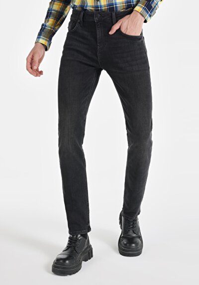 صورة من أسود للرجال بناطيل