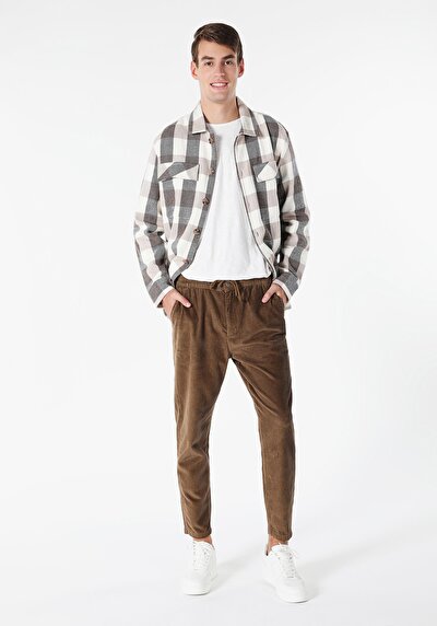 صورة من بني للرجال بناطيل