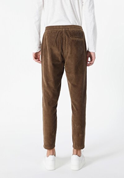 صورة من بني للرجال بناطيل