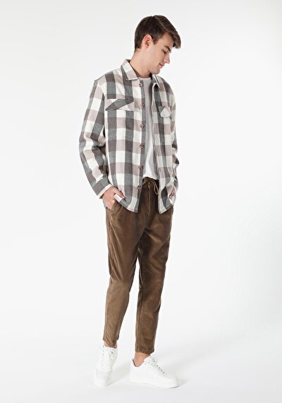 صورة من بني للرجال بناطيل