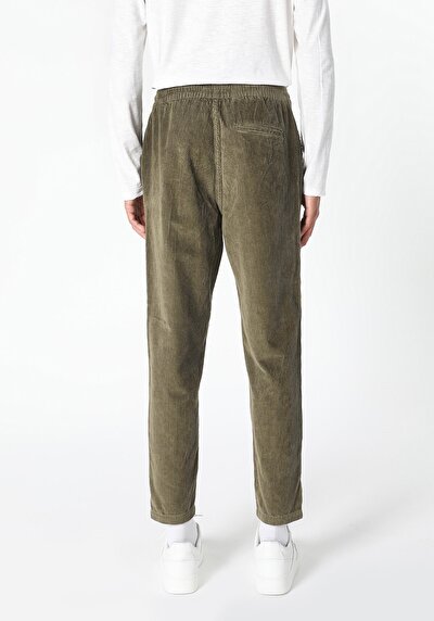 صورة من كاكي للرجال بناطيل