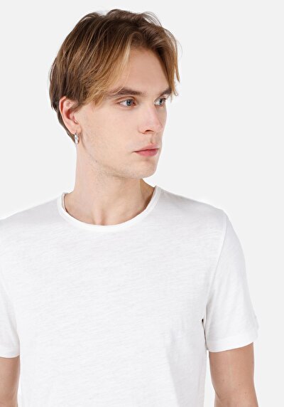 صورة من رقبة مستديرة مستقيم تي شيرت أبيض بأكمام قصيرة للرجال