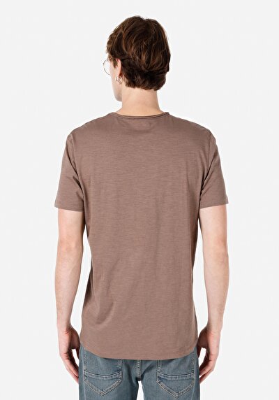 صورة من على شكل V رقبة مستقيم رجالي بني كم قصير تي شيرت