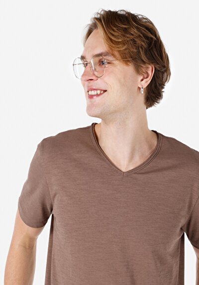 صورة من على شكل V رقبة مستقيم رجالي بني كم قصير تي شيرت