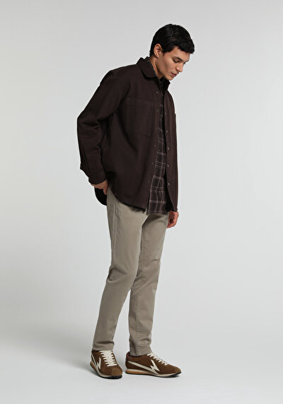 صورة من نحيف الخصر مستقيم الساق الرجال السراويل البيج