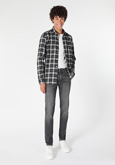 صورة من أسود للرجال بناطيل