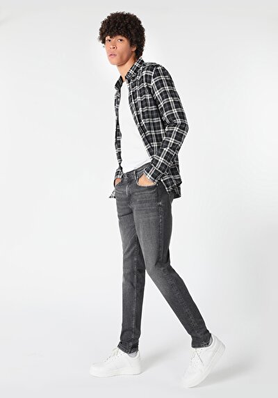 صورة من أسود للرجال بناطيل