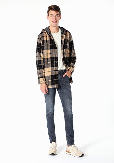 صورة من أزرق داكن للرجال بناطيل