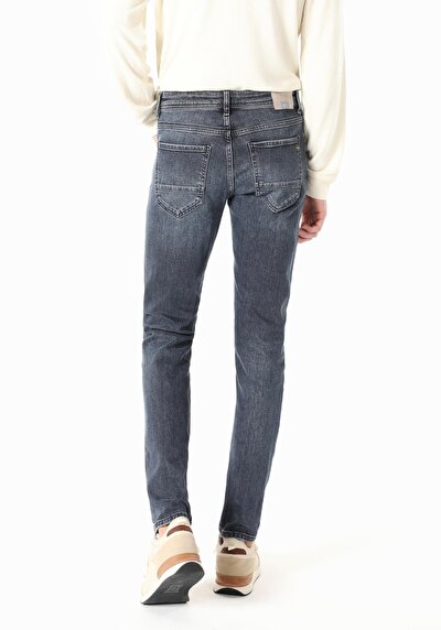 صورة من أزرق داكن للرجال بناطيل