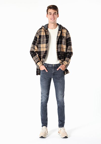 صورة من أزرق داكن للرجال بناطيل