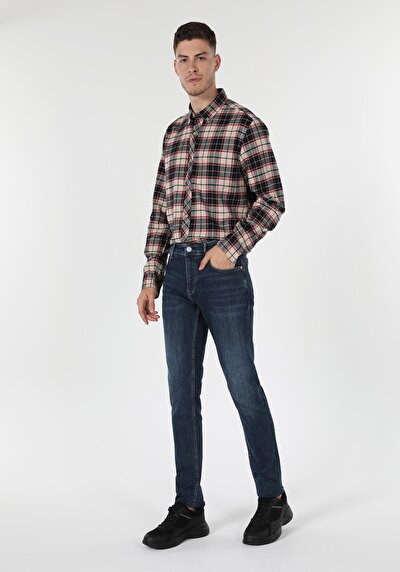 صورة من أزرق داكن للرجال بناطيل