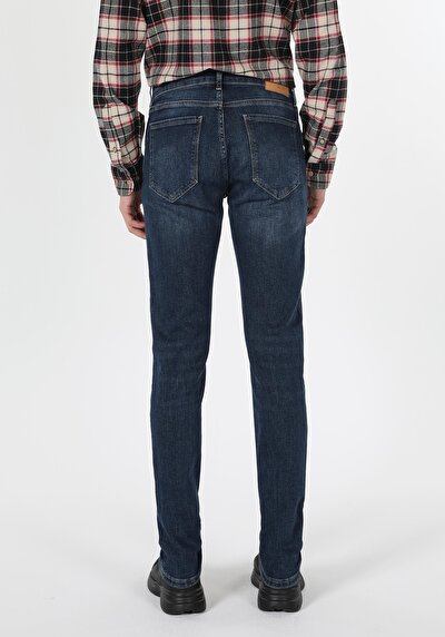 صورة من أزرق داكن للرجال بناطيل