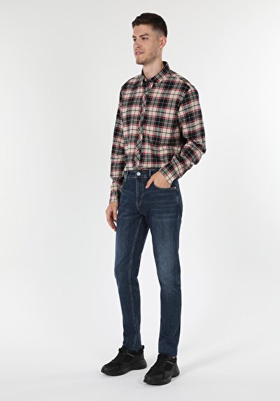 صورة من أزرق داكن للرجال بناطيل