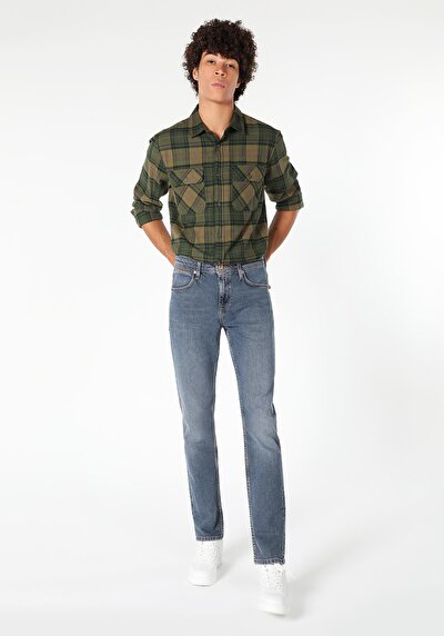 صورة من أزرق داكن للرجال بناطيل