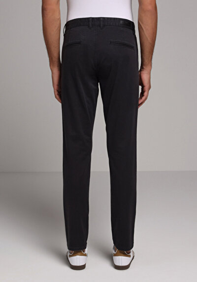 صورة من رمادي للرجال بناطيل