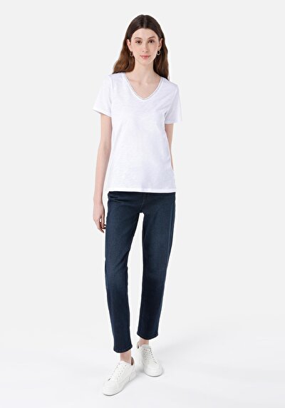 صورة من رقبة على شكل حرف V مستقيم نسائي أبيض بأكمام قصيرة تي شيرت