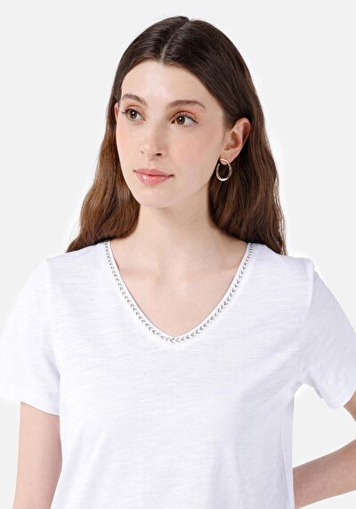 صورة من رقبة على شكل حرف V مستقيم نسائي أبيض بأكمام قصيرة تي شيرت