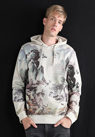 صورة من سويت شيرت رجالي عادي من الحجر