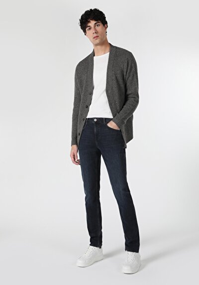 صورة من أزرق بحري للرجال بناطيل