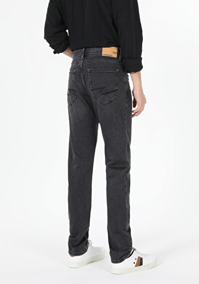 صورة من دينيم للرجال بناطيل