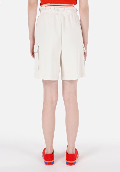 صورة من عادي مقاس متوسط الخصر نسائي Ecru شورت