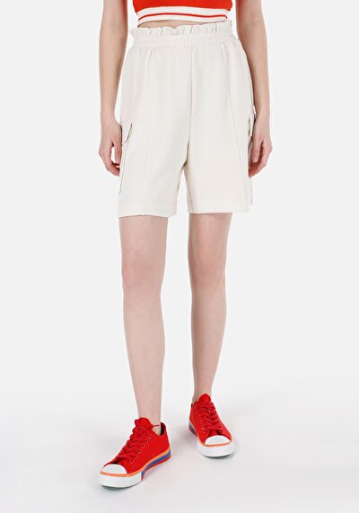 صورة من عادي مقاس متوسط الخصر نسائي Ecru شورت