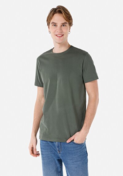 صورة من كاكي للرجال تي شيرت بأكمام قصيرة