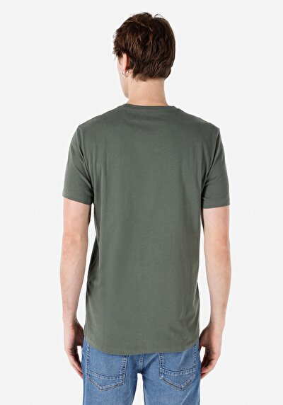 صورة من كاكي للرجال تي شيرت بأكمام قصيرة