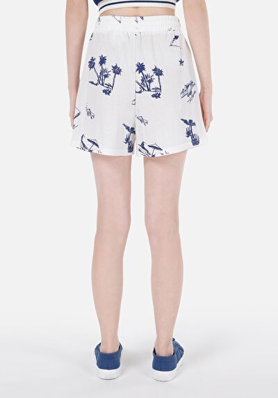 صورة من عادي الخصر نسائي شورت أبيض