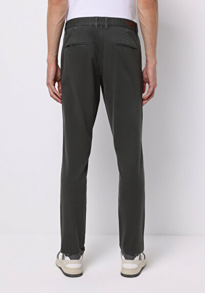 صورة من نحيف الخصر مستقيم الساق رجالي السراويل الخضراء