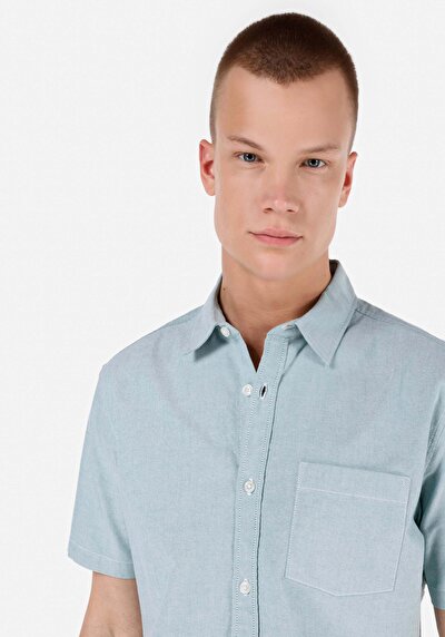 صورة من قميص عادي رقبة مستقيم رجالي أخضر كم قصير قميص