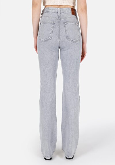 صورة من جينز جينز نسائي عادي