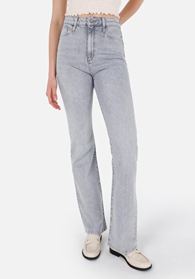 صورة من جينز جينز نسائي عادي