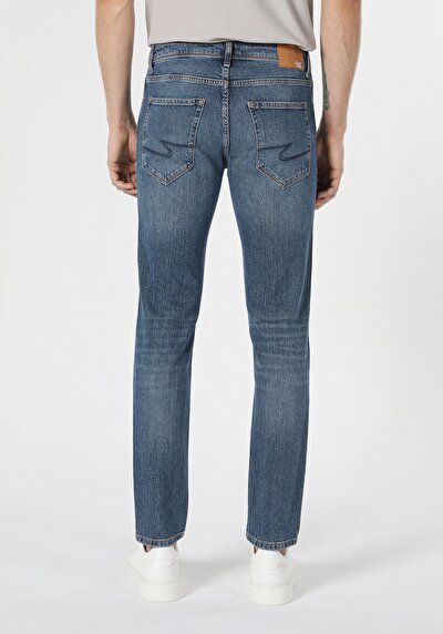 صورة من أزرق للرجال بناطيل