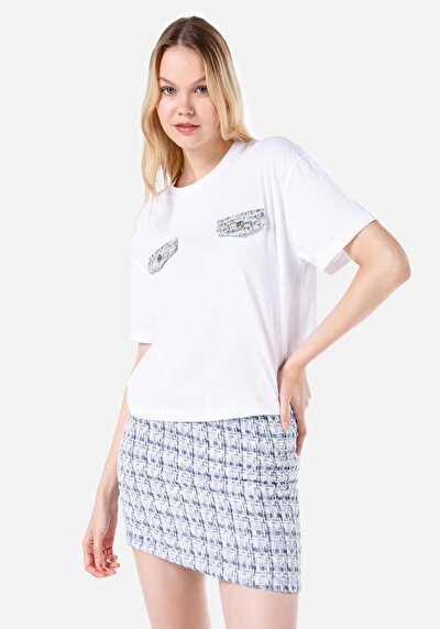 صورة من   رقبة مستديرة مستقيم نسائي أبيض بأكمام قصيرة تي شيرت