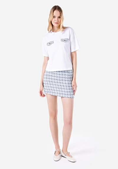 صورة من رقبة مستديرة مستقيم نسائي أبيض بأكمام قصيرة تي شيرت