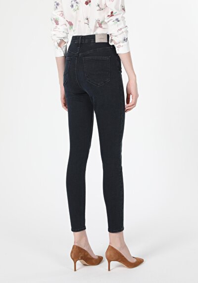 صورة من أزرق داكن للنساء بناطيل