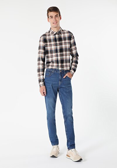 صورة من أزرق داكن للرجال بناطيل