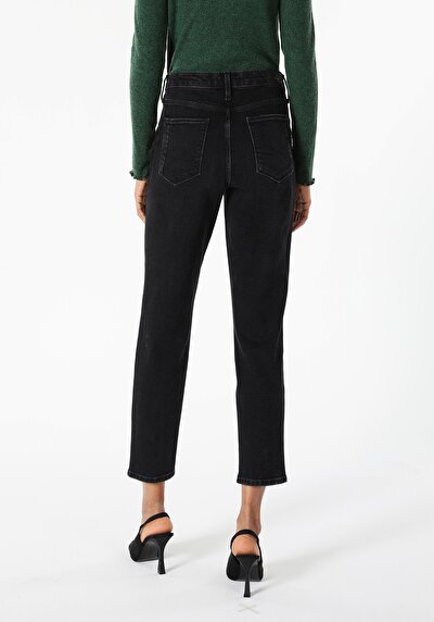 صورة من أسود للنساء بناطيل