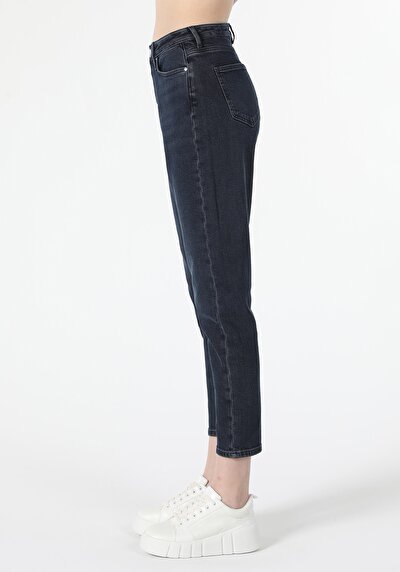 صورة من أزرق داكن للنساء بناطيل