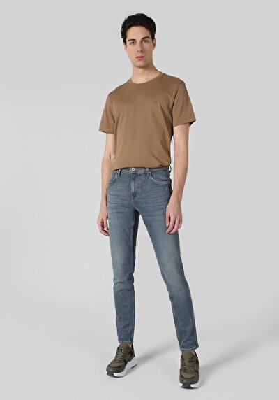 صورة من أزرق للرجال بناطيل