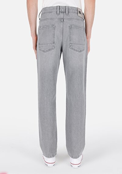 صورة من فضفاض مستقيم الخصر مستقيم الساق الجينز الرمادي للرجال