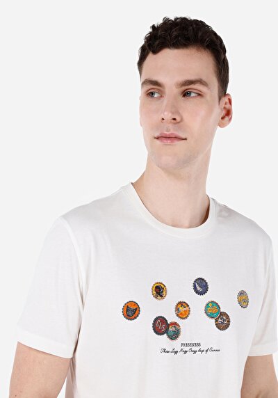 صورة من رقبة مستديرة مستقيم تي شيرت أبيض بأكمام قصيرة للرجال