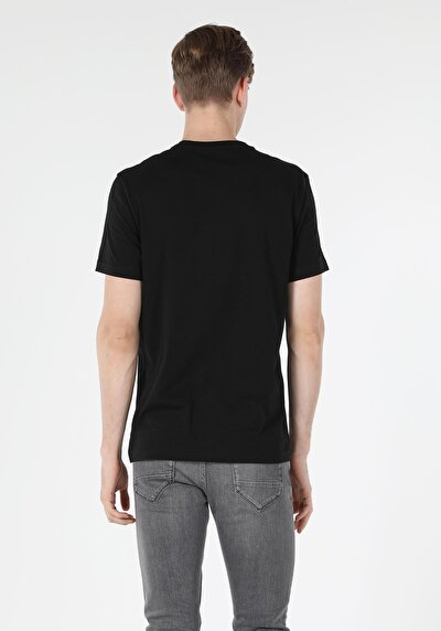 صورة من أسود للرجال تي شيرت بأكمام قصيرة