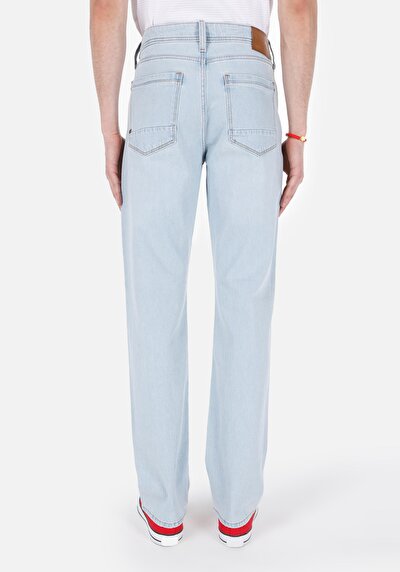 صورة من منتصف الخصر مستقيم الساق الجينز النيلي للرجال