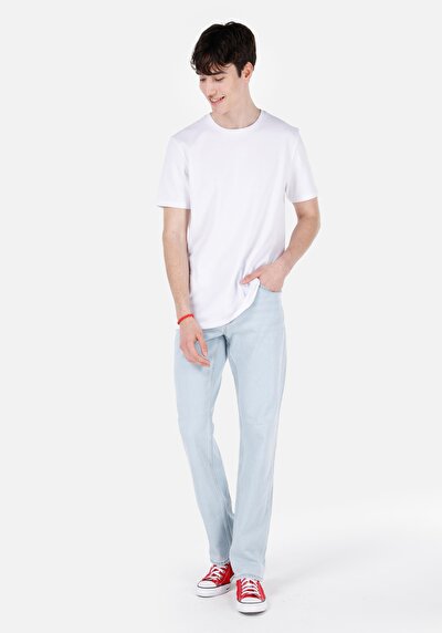 صورة من منتصف الخصر مستقيم الساق الجينز النيلي للرجال