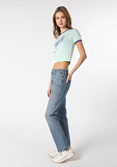 صورة من منتصف الخصر نحيل مستقيم الساق نسائي نيلي جينز